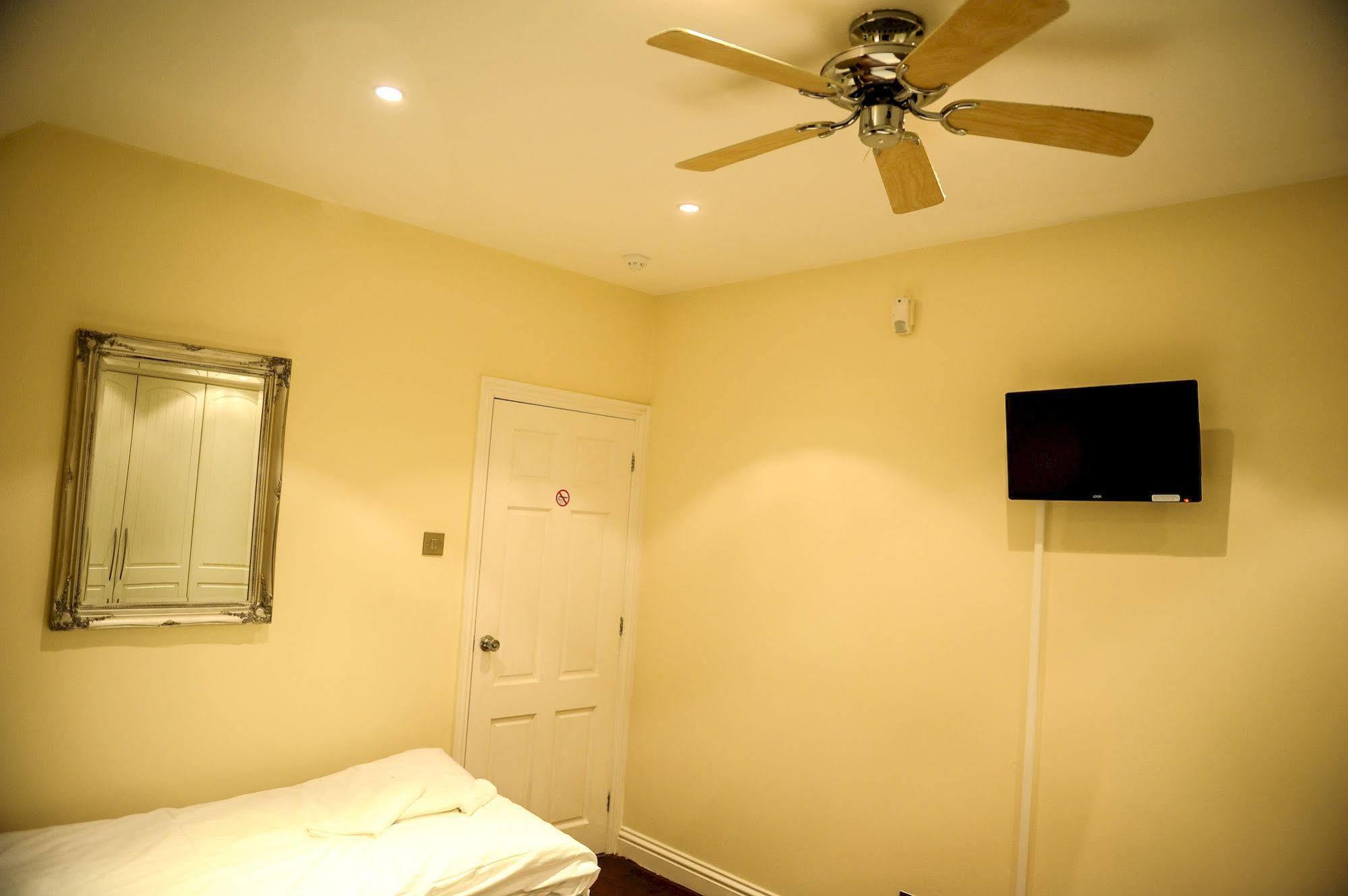 The Greyhound Cottage Chigwell Exteriör bild